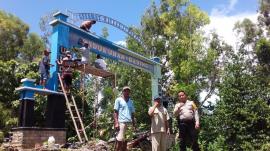 PENGECATAN GAPURO KAMPUNG KB GADING GIRITIRTO